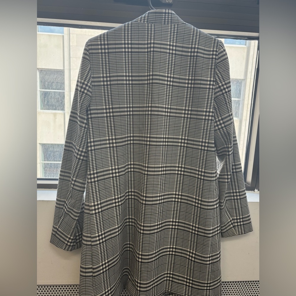Elegant Black and White Plaid Trench Coat - Picture 4 of 4